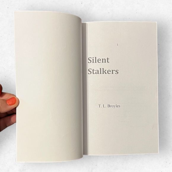 Silent Stalkers (Trail of Evil) VOLUME 1‎ By T. L. Broyles Very Good Condition - Picture 4 of 4